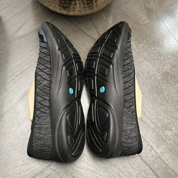 Bzees Legato Women's Slip-ons - Picture 10 of 11